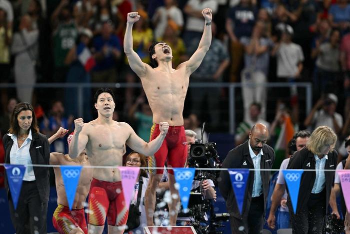 巴黎奥运会男子4X100米混合泳接力决赛：中国队夺金。图片来源：视觉中国