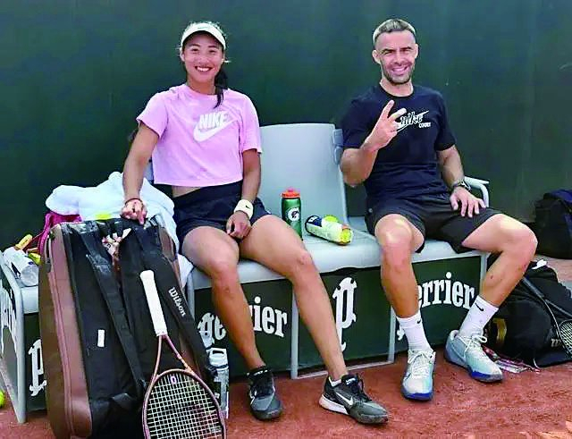     郑钦文和外籍教练佩雷·里巴