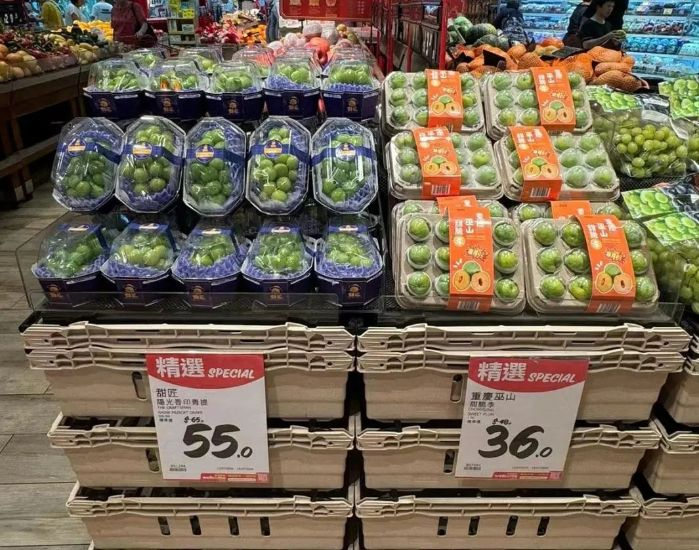 　　▲ 摆放在香港超市货架上的巫山脆李（香港DFI零售集团供图）