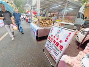 　　为游客提供免费行李寄存服务。本报记者 孙岩摄