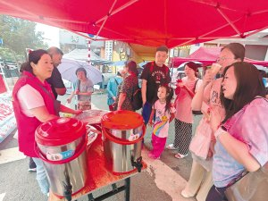 　　为游客准备免费的绿豆汤。本报记者 孙岩摄