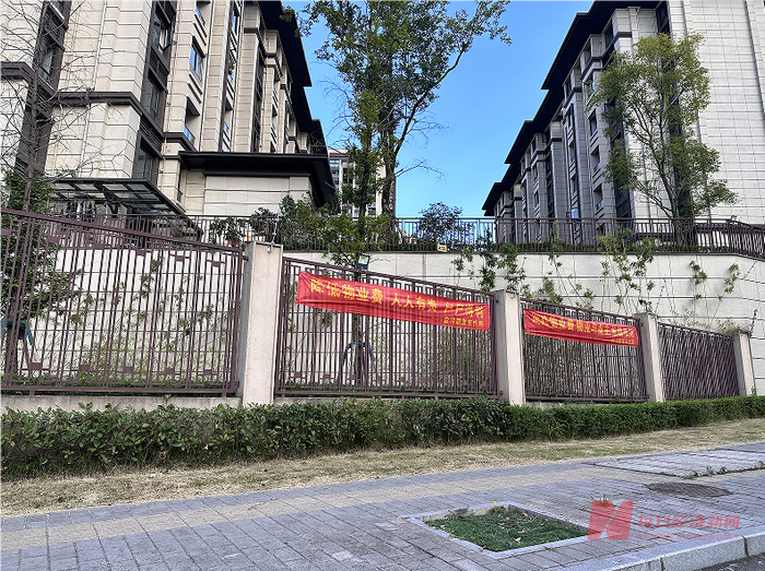 重庆小区悬挂的降费横幅 图片来源：每经记者 陈利 摄