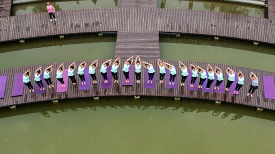     2022年6月1日，湖北襄阳，老年大学瑜伽班的学员在公园里进行彩排。视觉中国供图（资料图片）