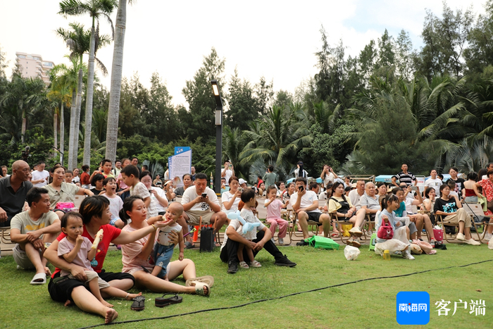 音乐会现场吸引不少市民游客前来观看。通讯员 陈勤 摄