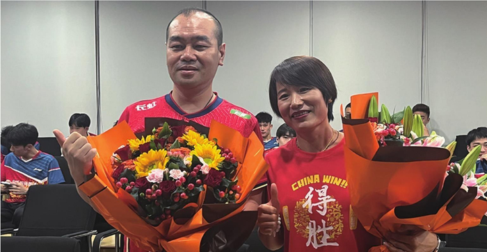         刘圣书的爸爸妈妈对女儿的表现很满意。本报记者 王冠楠 摄