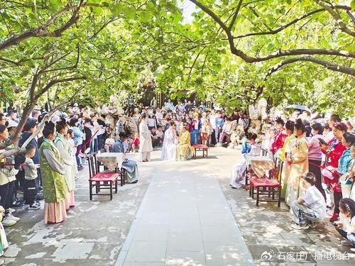 近日，在正定古城荣国府景区，别具特色的实景演出吸引了众多游客。 正定县委宣传部供图