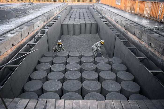 7月25日，在位于兰州新区的兰州宏彬新能源发展有限公司，工人在石墨化炉中作业。新华社记者 范培珅 摄