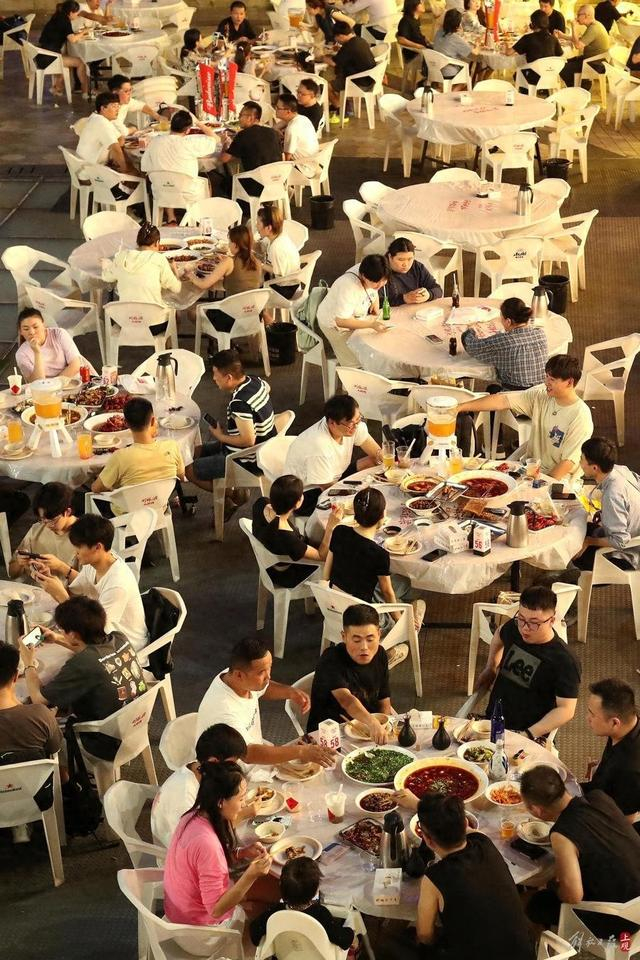 静安大悦城夜食天台 蒋迪雯摄