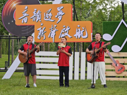 工作之余唐建拿起吉他写歌