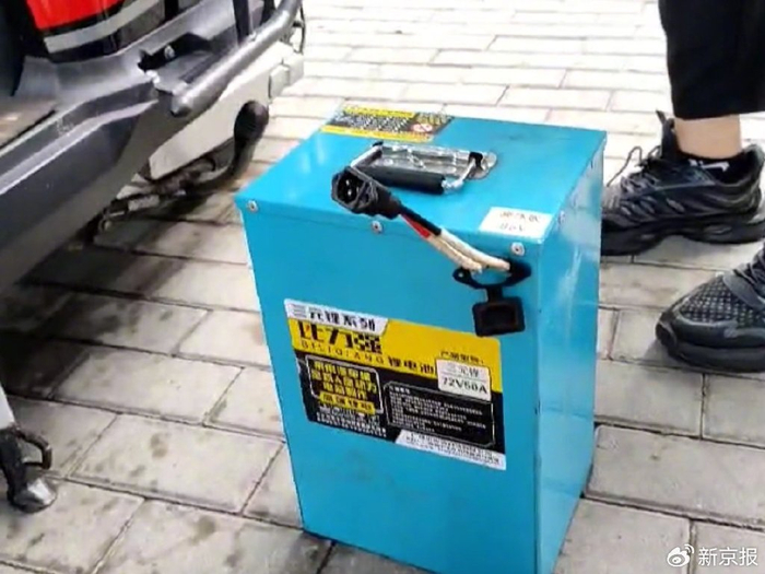 店员展示的违规大功率电动自行车电池。 实习生 郝梦 摄