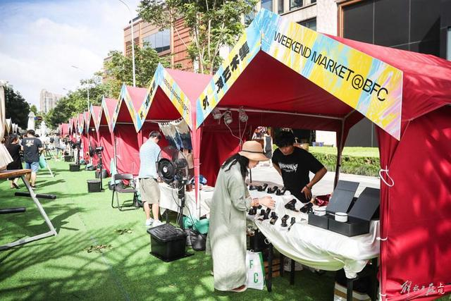 下午1时，“外滩枫径”市集 海沙尔摄