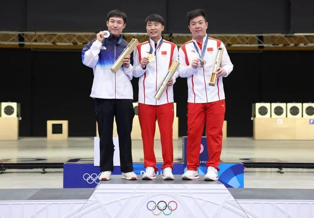 李越宏（中）和王鑫杰（右）