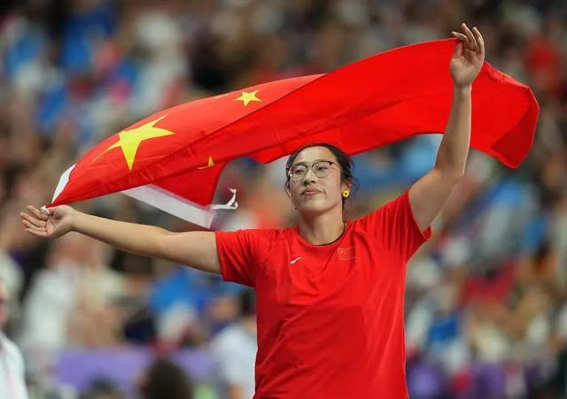 8月5日，中国选手冯彬在比赛后庆祝