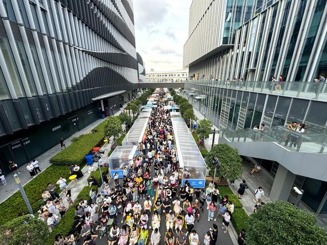 西岸夜巷举办首日 舒抒摄