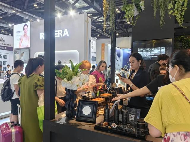 图为消费者在购买香氛精油产品。