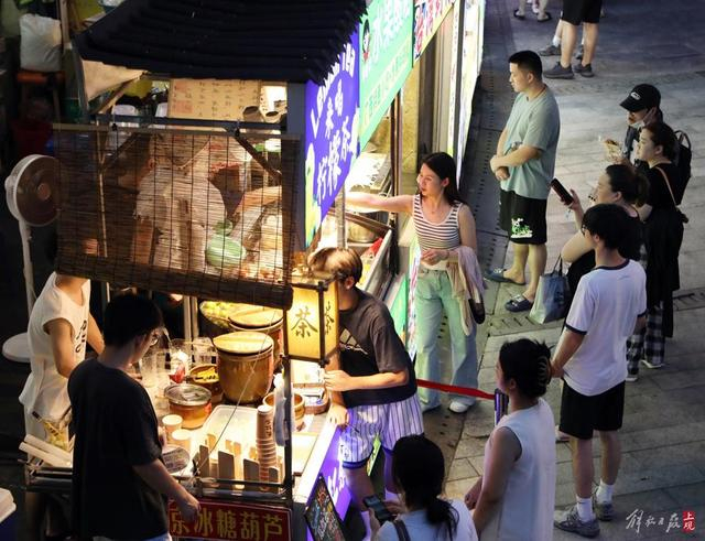 泗泾夜市 李茂君摄
