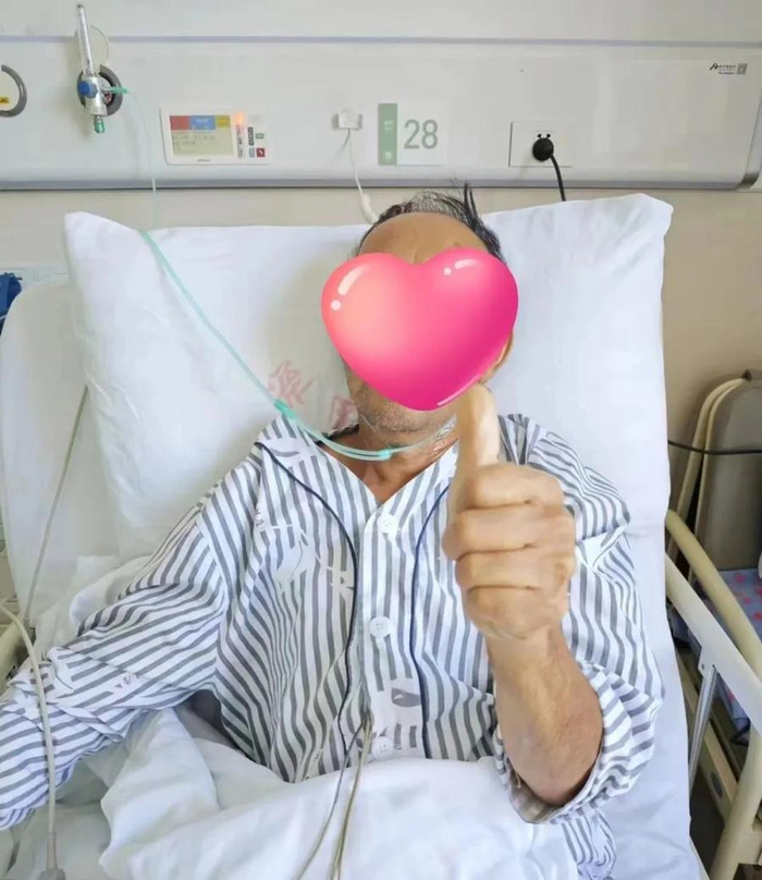 忠先生给医护人员竖起大拇指。浙大一院图