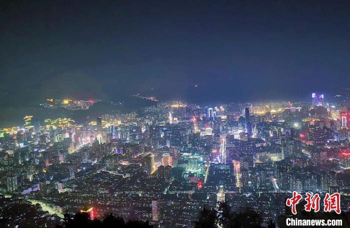 站在皋兰之巅，俯瞰兰州城区夜景。(资料图)冯志军 摄