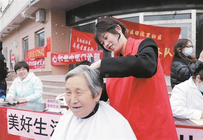     天北经济技术开发区多个社区组建志愿服务队，常态化开展便民“微服务”活动。图为志愿者义务为社区老人理发。