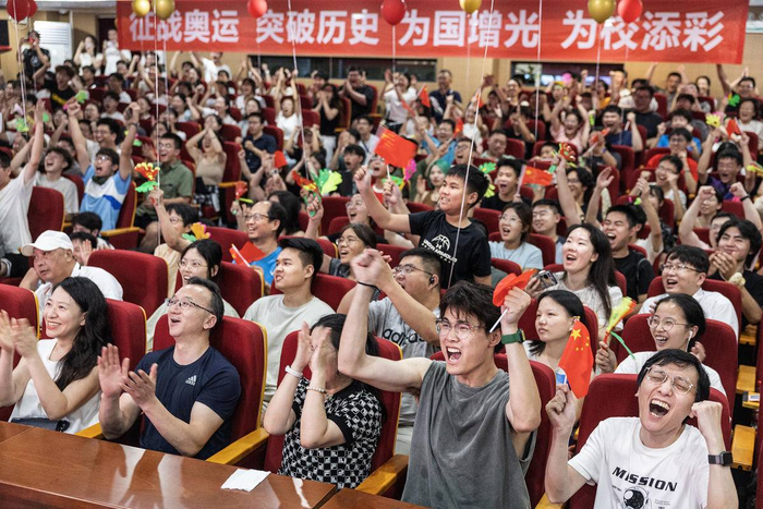 奥运夺金！华科大校友为郑钦文呐喊欢呼。（湖北日报全媒记者 任勇 通讯员 王潇潇 左盈 摄）