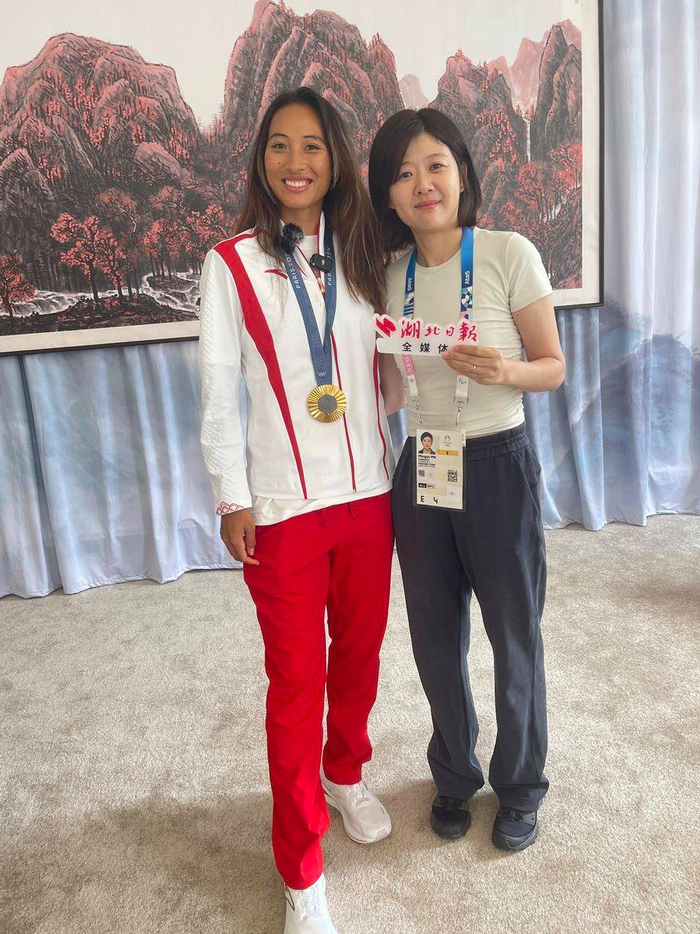 本报记者与郑钦文在巴黎中国之家留影。（湖北日报通讯员 李铭 摄）