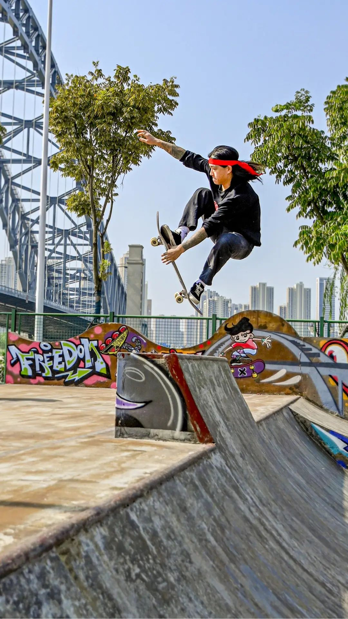 汉江湾体育公园里的滑板达人。（通讯员蒙晓东 摄）