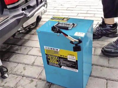 7月16日，店员展示违规大功率电动自行车电池。 新京报记者 左琳 实习生 郝梦 摄 