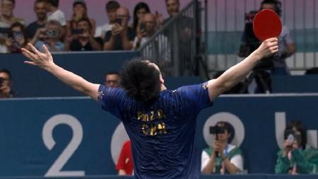 比赛中身着李宁运动服的樊振东