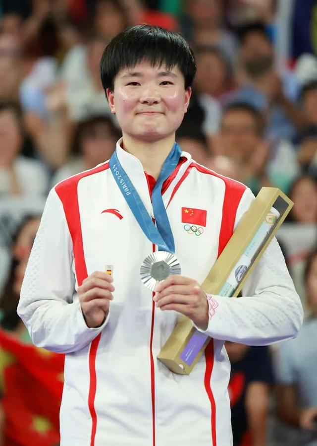 中国选手何冰娇在颁奖仪式上