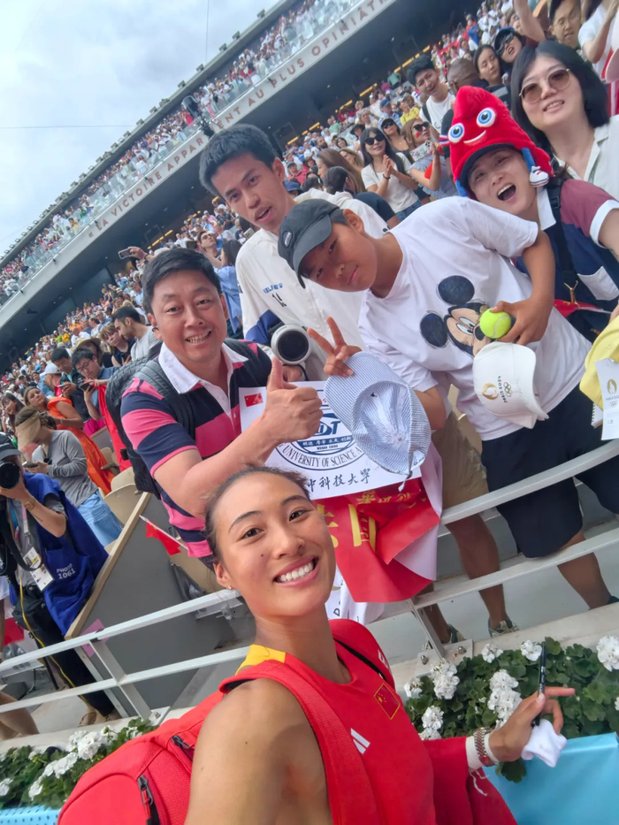 华科大法国校友会在巴黎奥运会现场和郑钦文合影