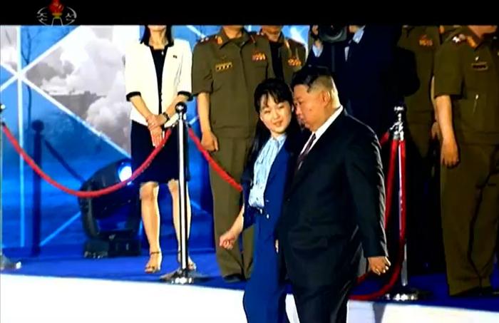 8月4日,新型战术弹道导弹武器系统交接典礼结束后,金正恩和女儿一起离场。图/朝鲜中央电视台报道截图
