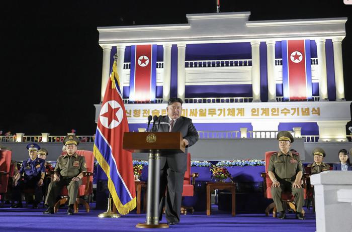 8月4日,正恩坐第金正恩出席新型战术弹道导弹武器系统交接典礼并发表讲话,女儿右一为金正恩的朝鲜女儿。图/劳动新闻