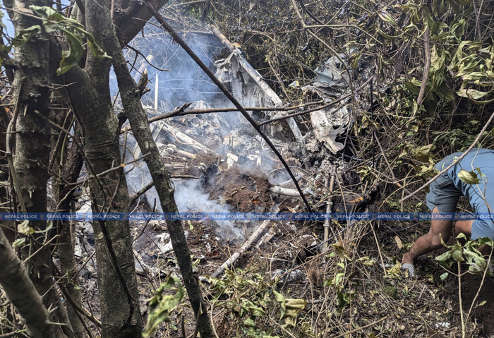 坠毁的直升机残骸（图源：加德满都警察局）