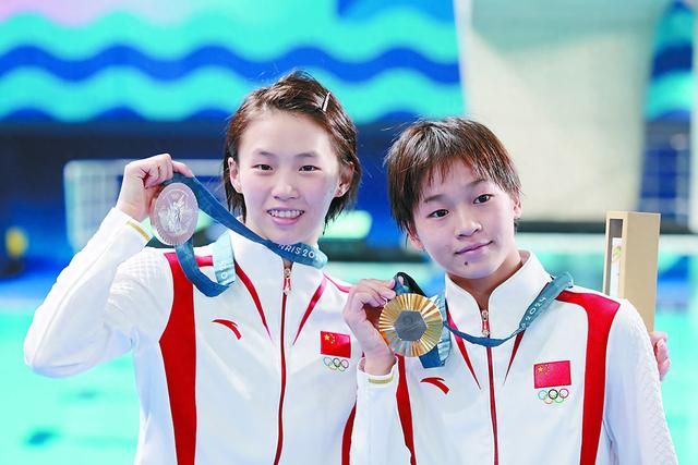 图片说明： 女子单人十米跳台，全红婵（右）、陈芋汐包揽金银牌。