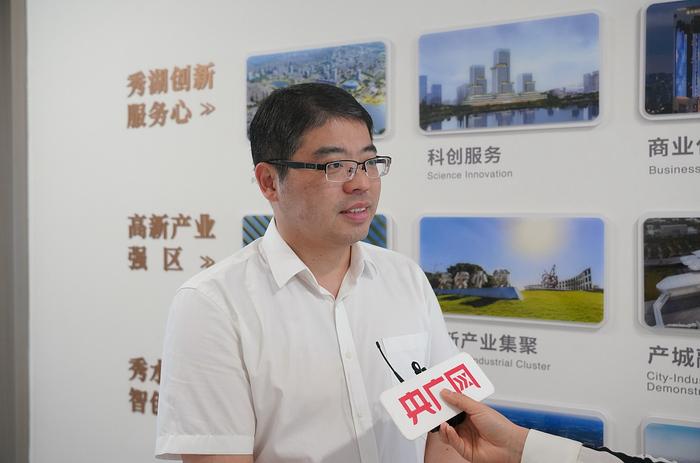 运河湾新城建设指挥部办公室主任顾斌峰接受央广网记者采访（央广网发范艺摄）