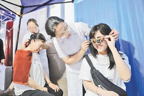     近日，在唐山市玉田县中医药文化夜市传统中医疗法体验区，居民正在体验中医诊疗项目。本报记者 师源摄