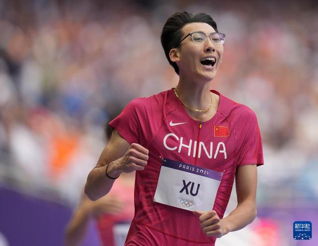 8月4日，中国选手徐卓一在比赛后。当日，巴黎奥运会田径男子110米栏第一轮比赛在法兰西体育场举行。新华社记者 李钢 摄