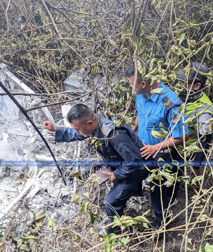 8月7日直升机坠毁现场的救援行动。（图源：加德满都警察局）