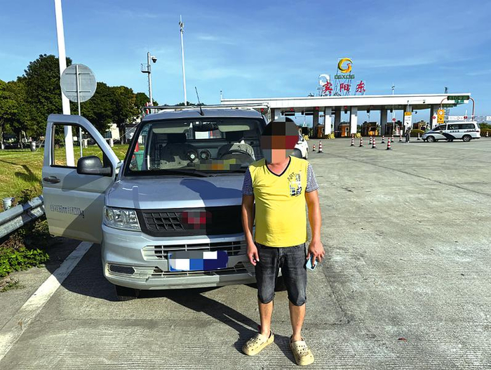     在宾阳东收费站，一面包车司机因酒驾未配合处理，驾驶证已被注销，又因无证驾驶被查处。    （广西高速交警供图）