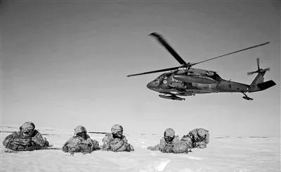 美军士兵在阿拉斯加参加演习