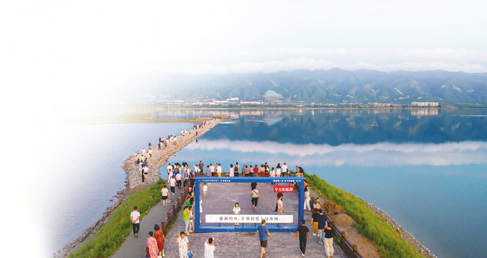 盛夏,盐湖迎来高光时刻,山水交融宛若一幅水彩画卷.