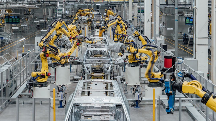 这是在重庆市两江新区拍摄的赛力斯汽车超级工厂焊装车间生产线（2024年2月26日摄，无人机照片）。新华社发（高彰 摄）