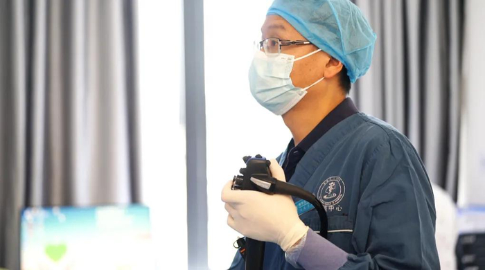 宋丰卫医生正在进行内镜操作