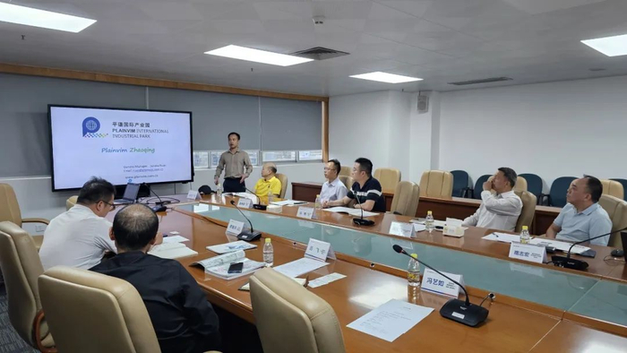 △市万企诉求服务中心为肇庆平谦国际产业园对接深圳产业合作资源。市政数局 冯刚 摄