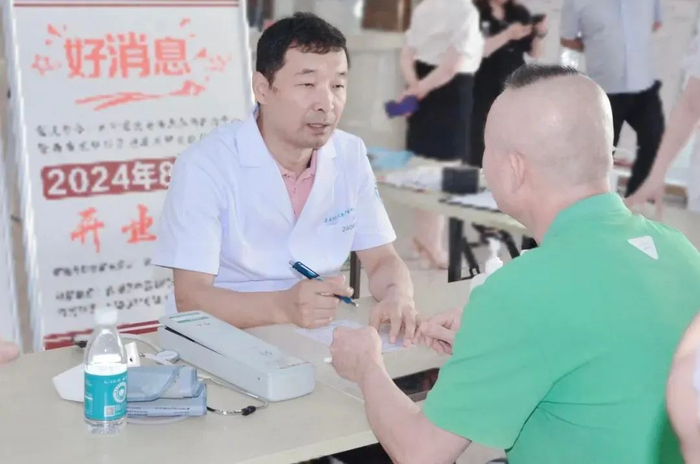 ▲北京马应龙长青肛肠医院副院长、赵兴明教授授课及义诊现场