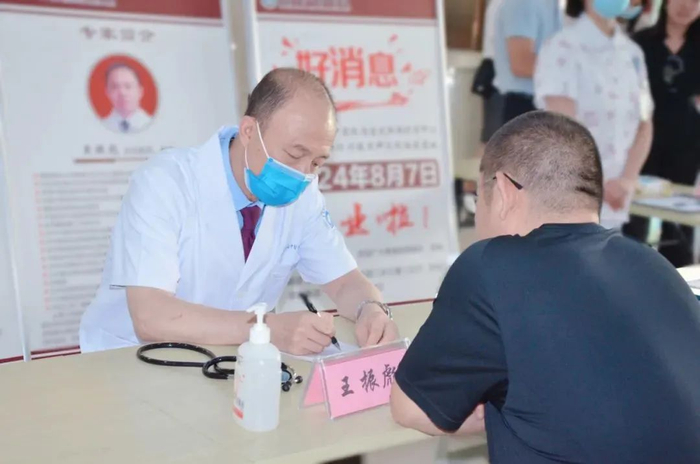 ▲首都医科大学附属北京世纪坛医院中西医结合肛肠外科主任、全国中医肛肠学科知名专家王振彪教授授课及义诊现场