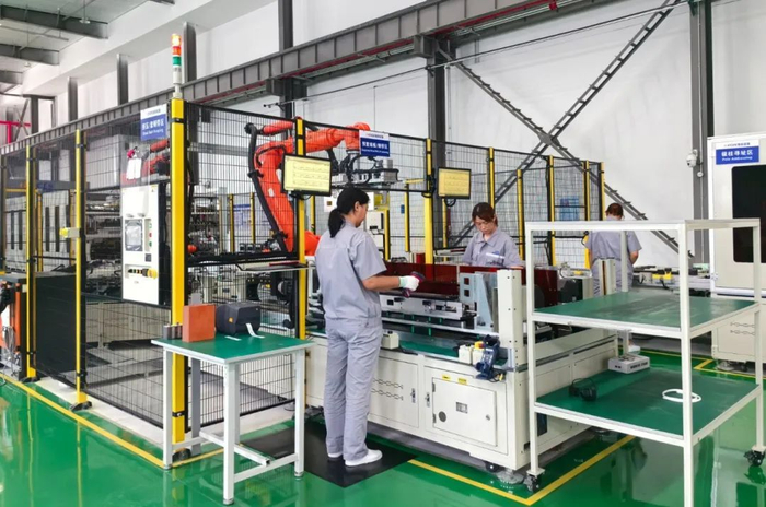 上图：近日，在富康（沙河）装备制造基地建设现场，工人们战高温、抢工期、抓进度，确保项目按时完工。（韩文洲摄）