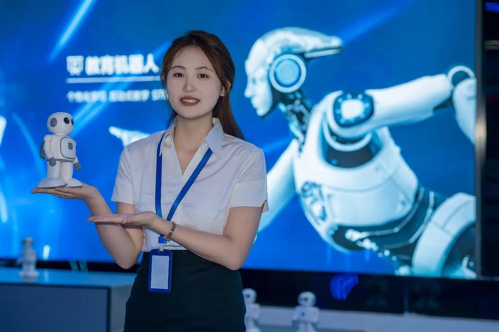 8月5日，中科荣耀（河北）智能电子有限公司员工在展示产品智能 机器人。（霍红军摄）