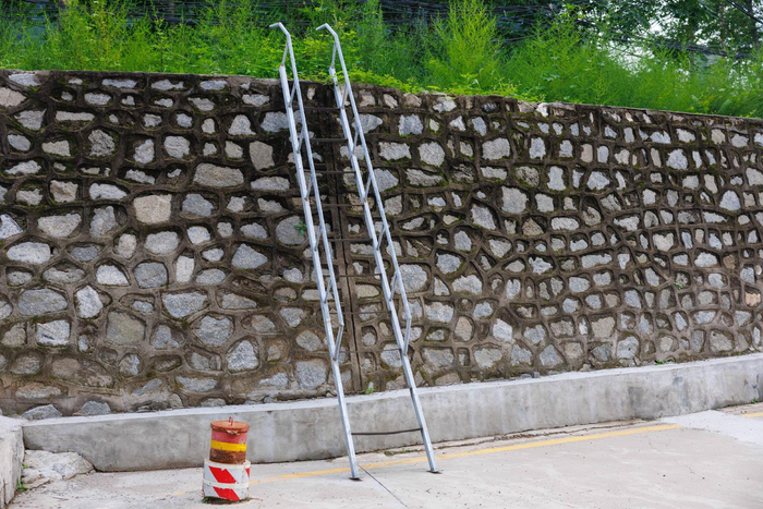 加油站新设立了逃生梯。新京报记者 王子诚 摄