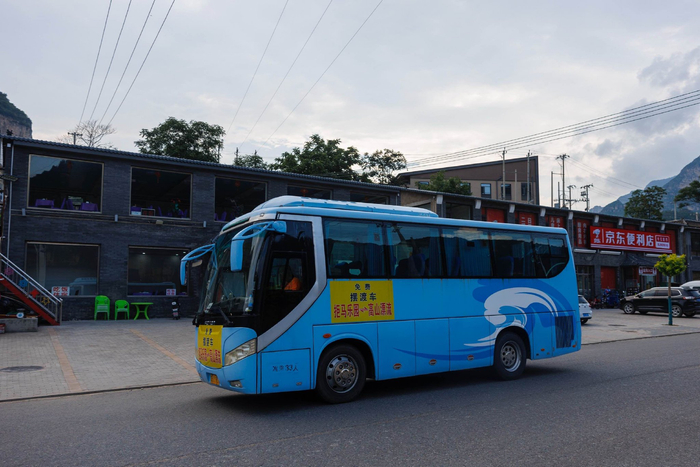 十渡镇，运行中的免费摆渡车。新京报记者 王子诚 摄